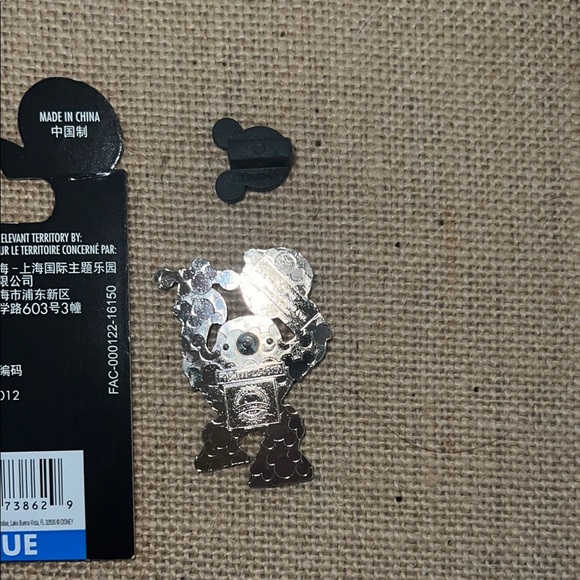 Disney Star Wars Chewbacca with pumpkin pin - Picture 3 of 6